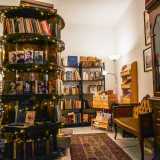 C�� poi una stanza dedicata ai testi di seconda mano, spesso portati qui dai lettori che li hanno messi cos� a disposizione di altri appassionati. Qui, tra moderne mensoline, cassette di legno e altra mobilia vintage, la fa da padrone uno scaffale cilindrico illuminato da un filo di lucine